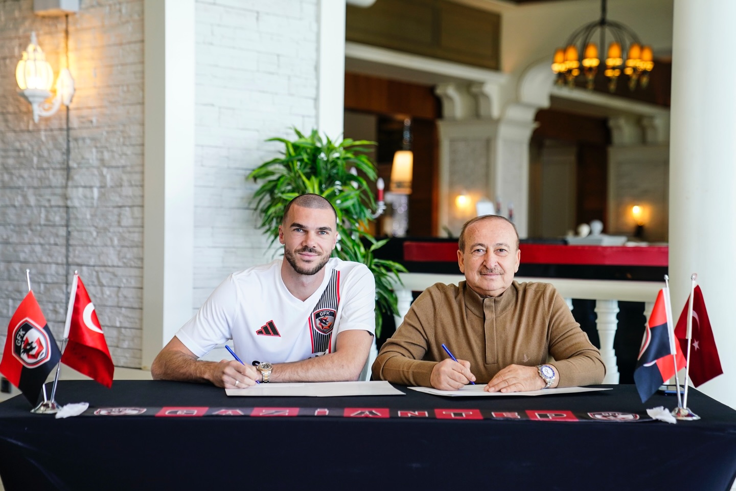 Nihad Mujakić zvanično predstavljen u novom klubu!